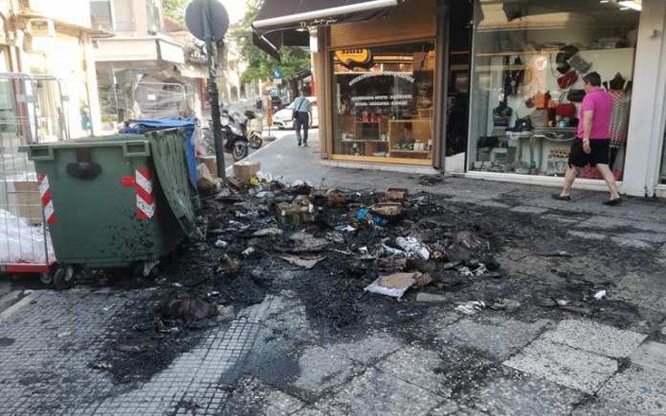 Πήραν φωτιά σκουπίδια στο κέντρο της Λάρισας