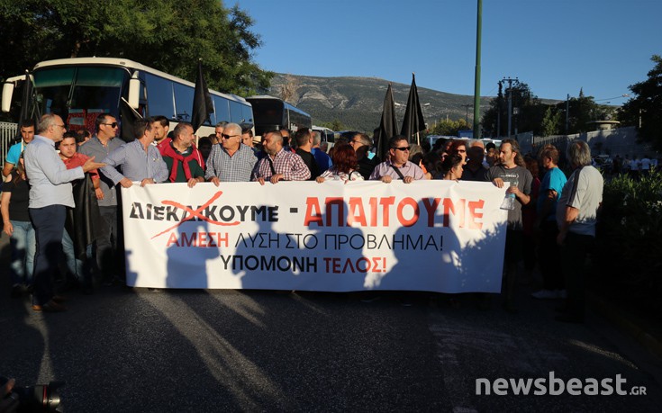 Στο υπουργείο Προστασίας του Πολίτη διαμαρτύρονται κάτοικοι του Μενιδίου