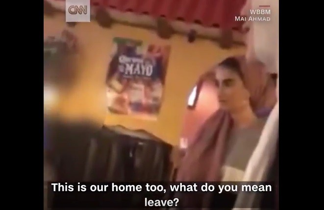 Άνδρας σε εστιατόριο τα έβαλε με νεαρές μουσουλμάνες: «Αν δεν σας αρέσει αυτή η χώρα να φύγετε»