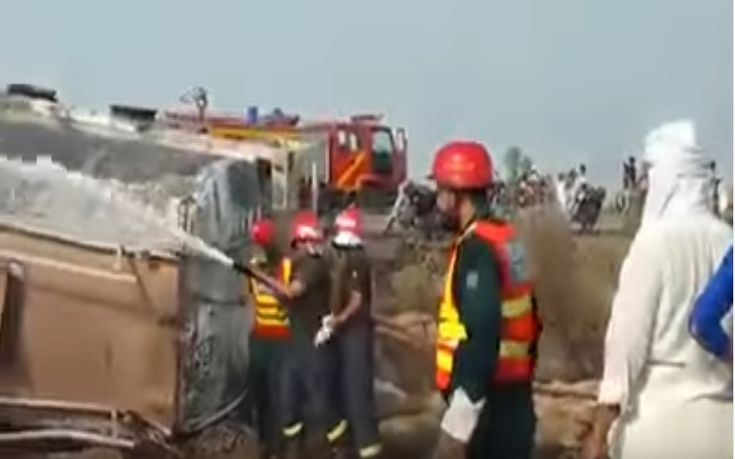 Τουλάχιστον 120 νεκροί από ανατροπή πετρελαιοφόρου φορτηγού στο Πακιστάν