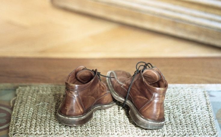 Τρεις βασικοί λόγοι για να μη φοράτε παπούτσια μέσα στο σπίτι