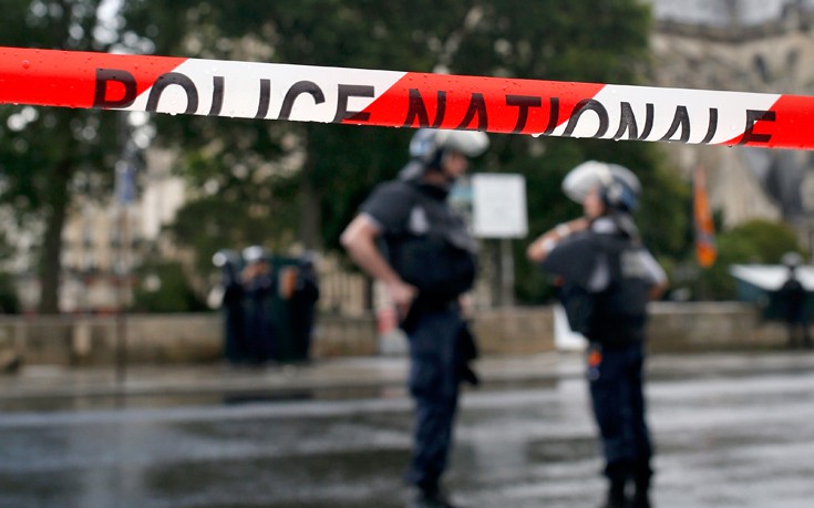 Αυτοκίνητο έπεσε πάνω σε βαν της αστυνομίας στο Παρίσι