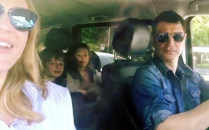 Η οικογένεια Ρουβά τραγουδάει μέσα στο αυτοκίνητο