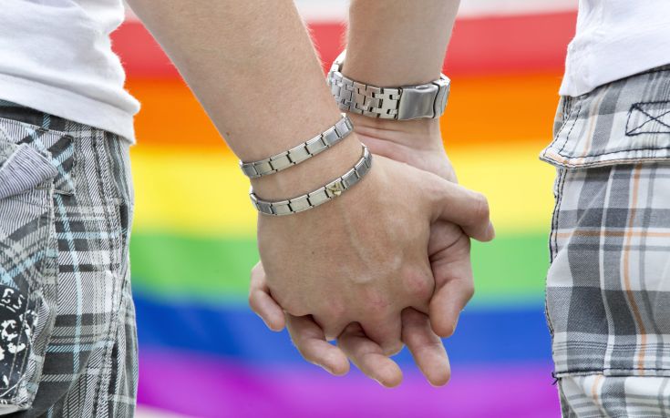 Μέλη της LGBTQ κοινότητας απαντούν στα επιχειρήματα κατά της αλλαγής φύλου στα 15