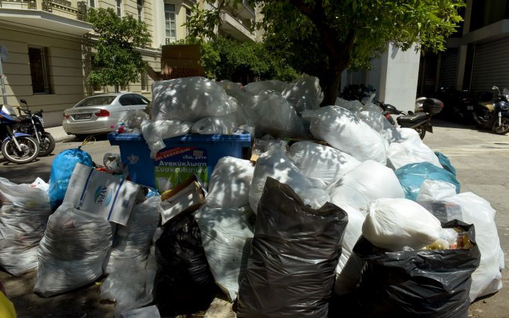 Ψεκάζουν τα σκουπίδια στη Λάρισα για την αποφυγή μολύνσεων