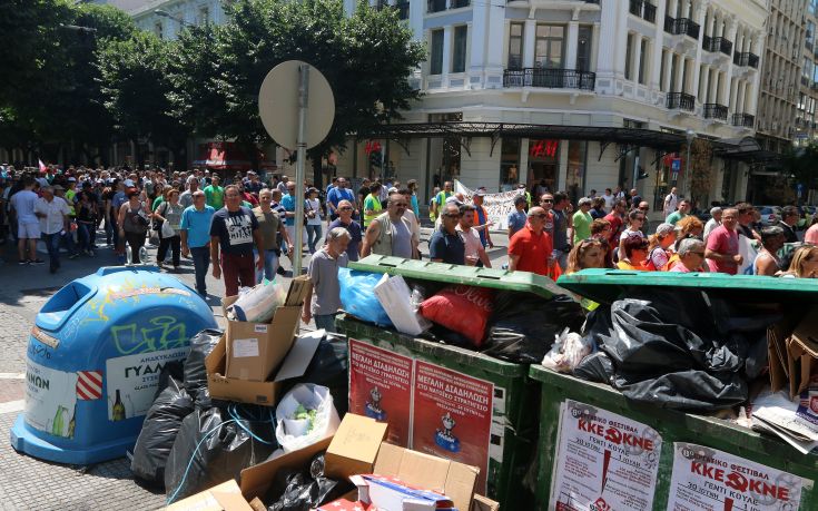 Ξεχειλίζουν τα σκουπίδια στους κάδους και στη Θεσσαλονίκη