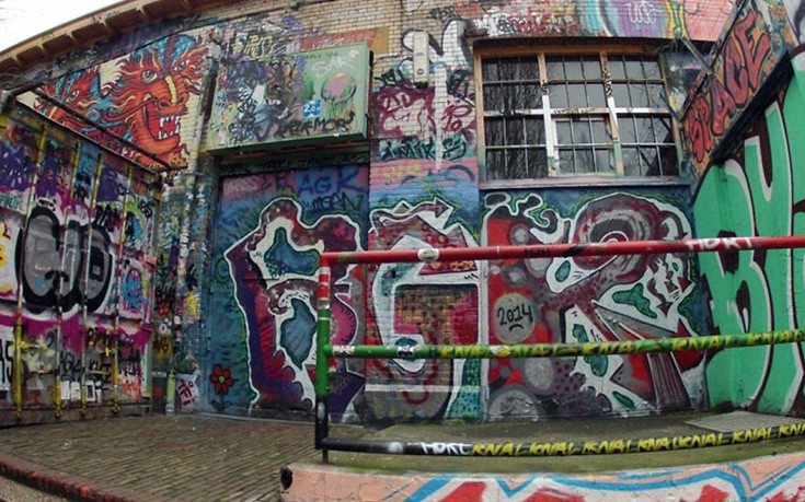 Τι κρύβεται κάτω από έναν τοίχο με 30 χρόνια γκράφιτι