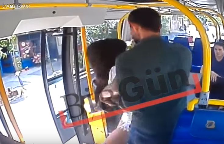 Γυναίκα δέχτηκε επίθεση σε λεωφορείο επειδή φορούσε σορτσάκι