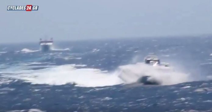 Η μάχη των πλοίων μέσα στα κύματα για να πιάσουν στη Φολέγανδρο