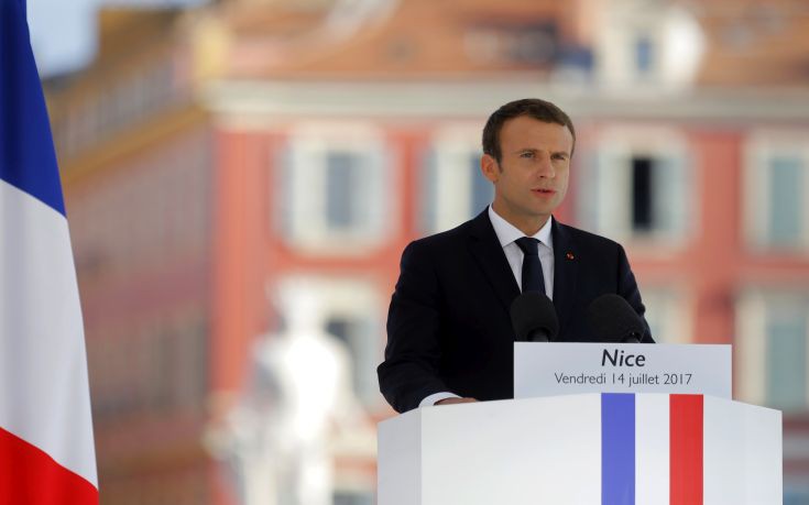 Χαμηλές πτήσεις για τον γάλλο πρόεδρο Εμμανουέλ Μακρόν