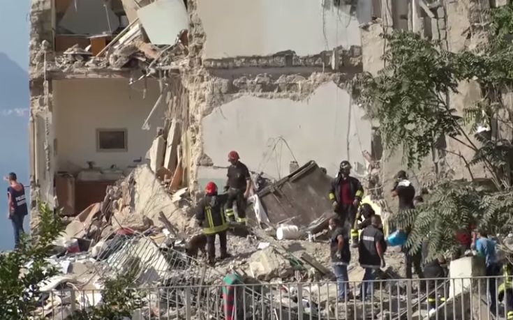 Δύο σοροί εντοπίστηκαν στα συντρίμμια του κτιρίου που κατέρρευσε κοντά στη Νάπολη