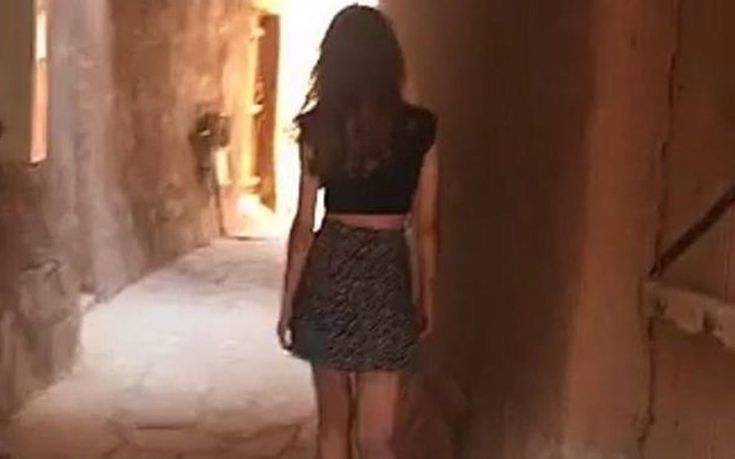 Ελεύθερη η κοπέλα που «προκάλεσε» τους Σαουδάραβες με τη μίνι φούστα