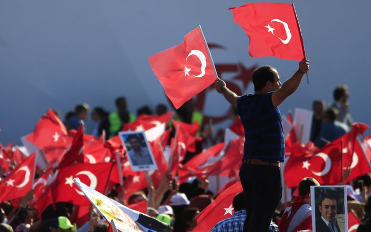 Χιλιάδες άνθρωποι στους δρόμους της Τουρκίας για τα θύματα του αποτυχημένου πραξικοπήματος
