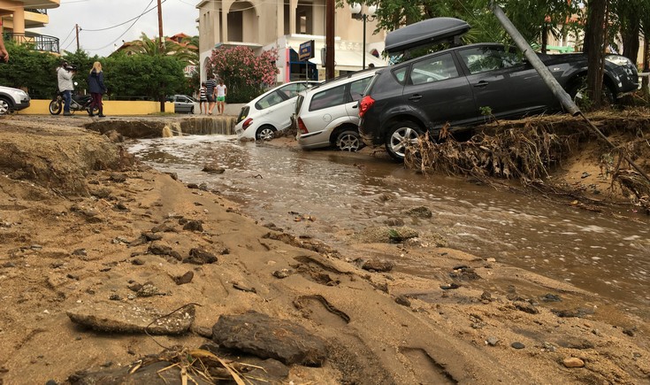 230247 Εικόνες καταστροφής από την κακοκαιρία – Η φονική «μέδουσα» άφησε πίσω της συντρίμμια