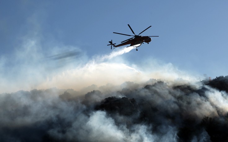 Μάχη με τις φλόγες και τον αέρα δίνει η πυροσβεστική στα Καλύβια