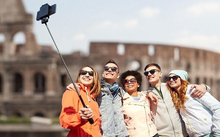 Στο Μιλάνο απαγορεύθηκε η χρήση των κονταριών για selfie
