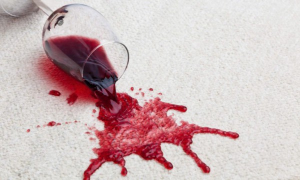Το κόλπο για να εξαφανίσετε τους παλιούς λεκέδες από κρασί
