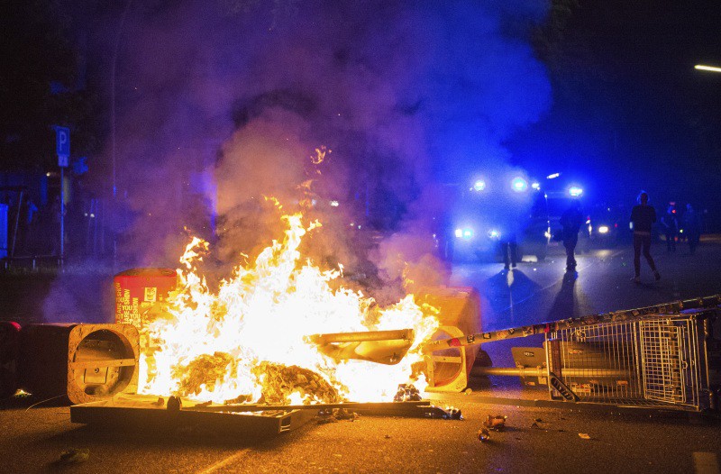 Συγκρούσεις στο Αμβούργο και τα ξημερώματα μεταξύ διαδηλωτών και αστυνομίας