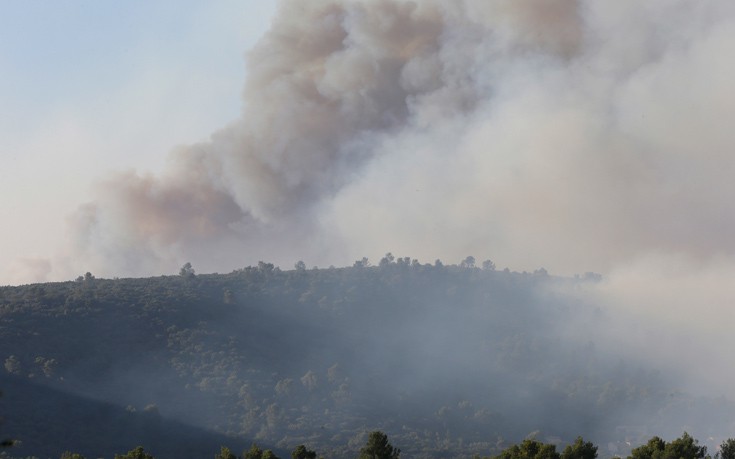 Υπό έλεγχο τέθηκε η μεγάλη πυρκαγιά στην περιοχή μεταξύ Γέρας και Πλωμαρίου