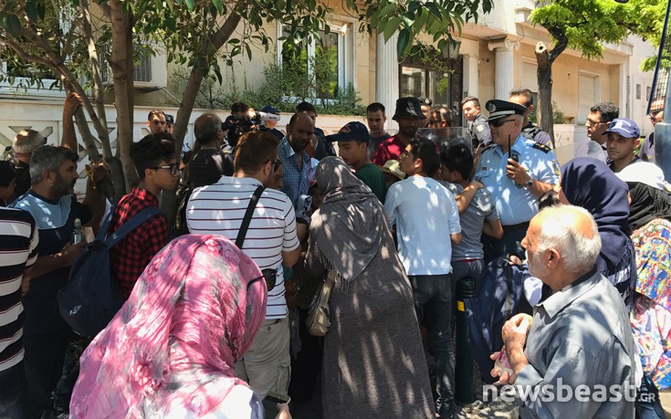 Σύροι πρόσφυγες διαμαρτύρονται έξω από τη γερμανική πρεσβεία