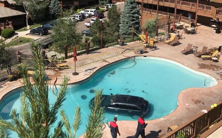 Αυτοκίνητο έκανε βουτιά σε πισίνα σαλέ στο Κολοράντο