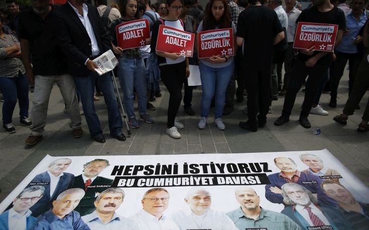 Αποφυλακίστηκαν οι επτά συνεργάτες της εφημερίδας Cumhuriyet
