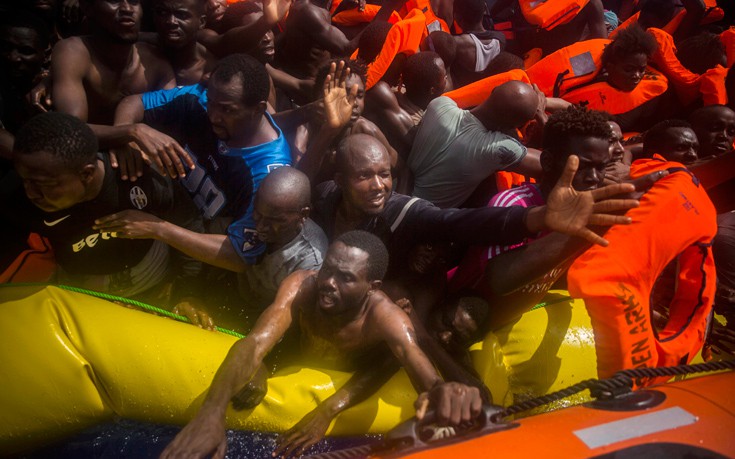 Σπαρακτικές εικόνες από βάρκα με μετανάστες στη Μεσόγειο