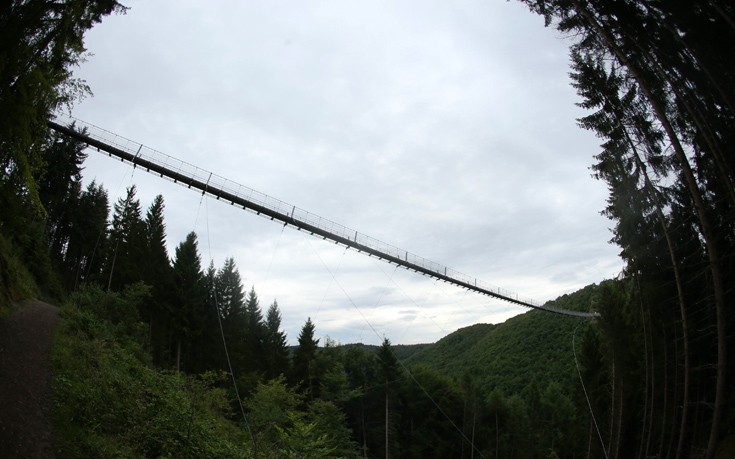 Η κρεμαστή γέφυρα σχοινιών στο φαράγγι Geierley στη Γερμανία