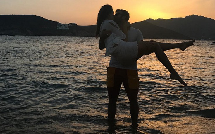 Η Alessandra Ambrosio απολαμβάνει τον έρωτά της στο ηλιοβασίλεμα της Μυκόνου