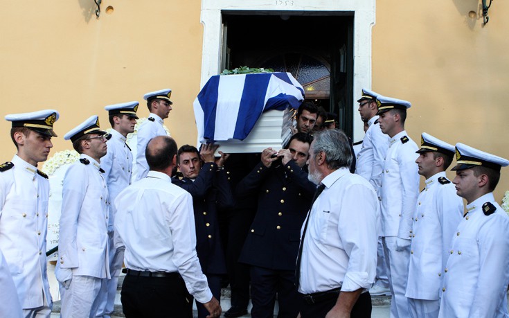 Με τιμές ήρωα κηδεύτηκε ο 33χρονος δόκιμος ανθυποπυραγός, Αριστείδης Μουζακίτης