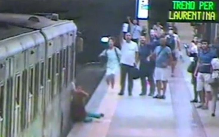 Γυναίκα σύρθηκε στην αποβάθρα όταν η τσάντα της πιάστηκε στην πόρτα τρένου