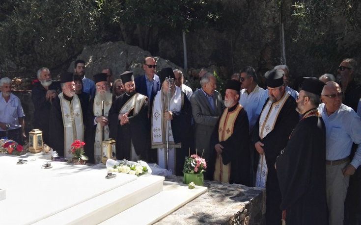 Μνημόσυνο για τον Κωνσταντίνο Μητσοτάκη στο κοιμητήριο του Αργολιδέ