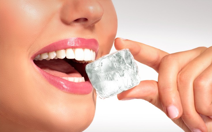Τι προκαλεί στα δόντια η συνήθειά μας να τρώμε παγάκια