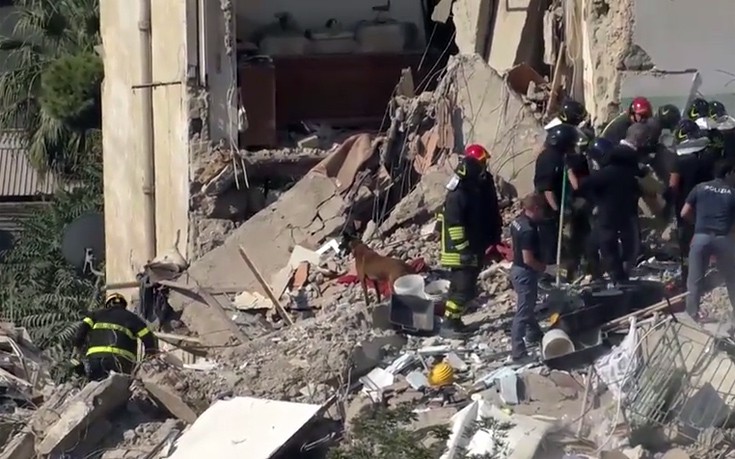 Δύο πυροσβέστες τραυματίες στα ερείπια του κτιρίου στη Νάπολη