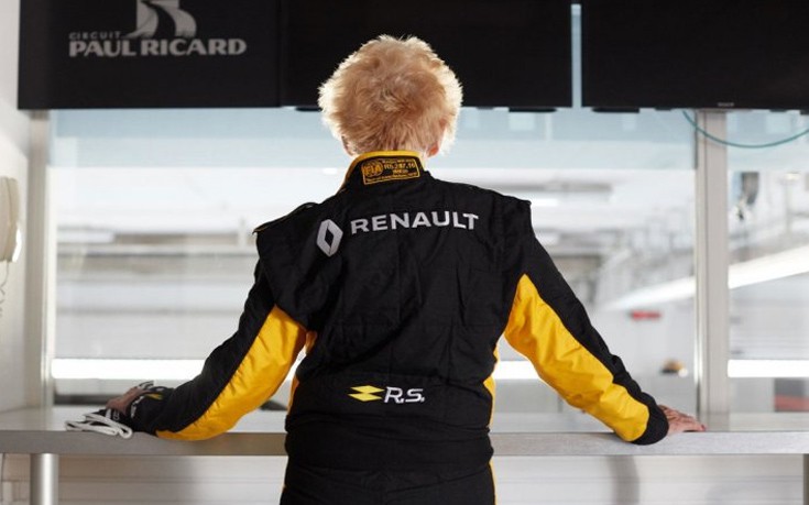 H «fast lady» ετών 79 που θα κάνει το όνειρο της πραγματικότητα οδηγώντας αυτοκίνητο της F1
