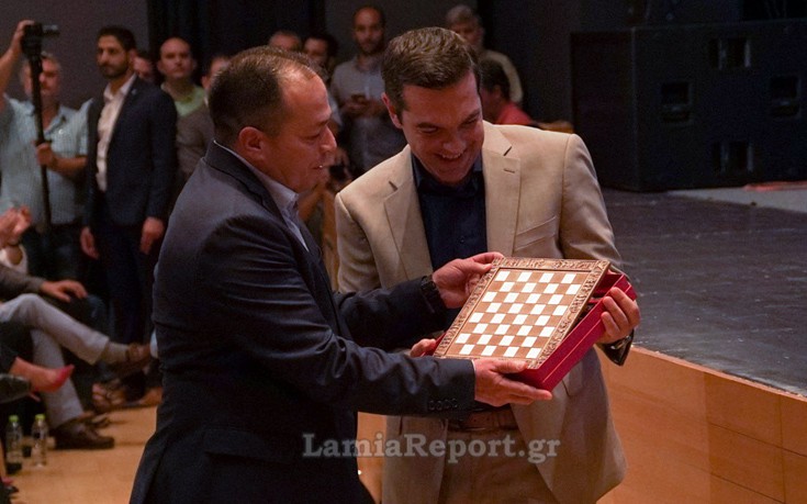 Το σκάκι που δώρισε ο δήμαρχος Λαμιέων στον πρωθυπουργό