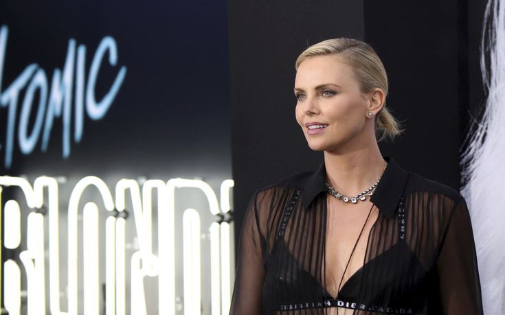 Όμορφη και λαμπερή η Charlize Theron στην πρεμιέρα της ταινίας της