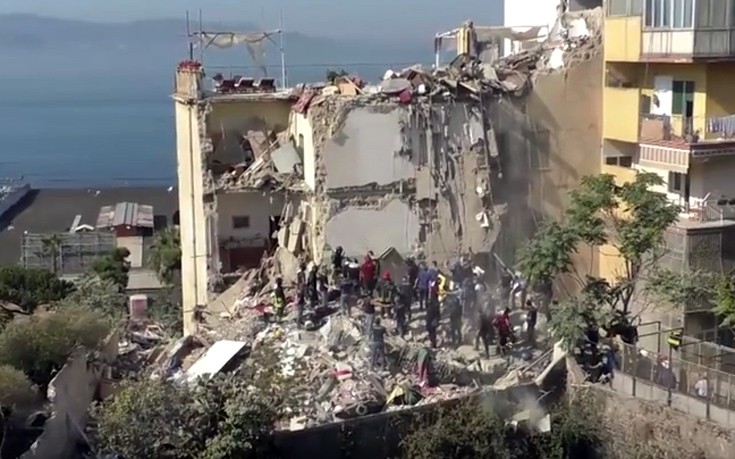 Κατέρρευσε τετραώροφη πολυκατοικία στη Νάπολη