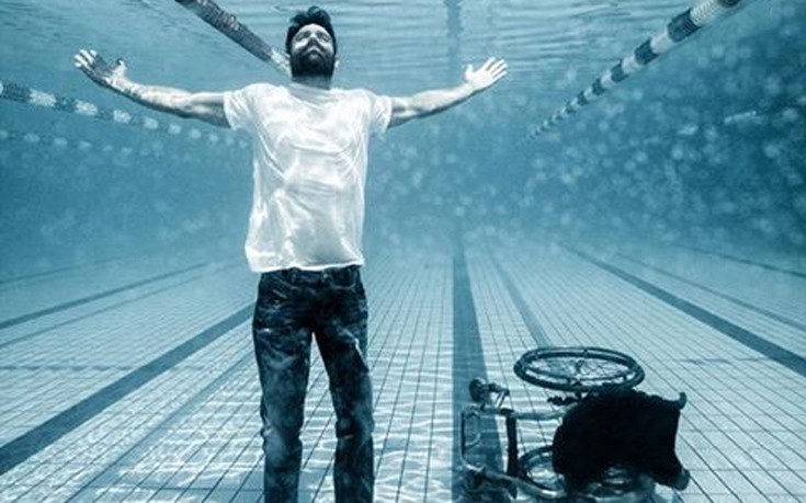 Όρθιος στην πισίνα που προπονείται ο παραολυμπιονίκης Αντώνης Τσαπατάκης