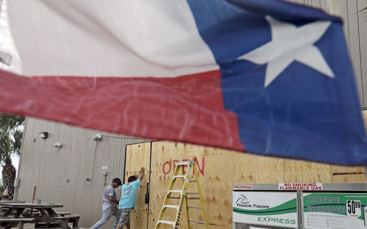Πόρους για την αντιμετώπιση του τυφώνα Χάρβεϊ ζητά ο κυβερνήτης του Τέξας