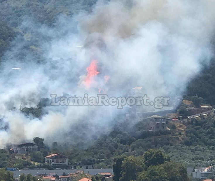 Απειλήθηκαν σπίτια από τη φωτιά στα Καμένα Βούρλα