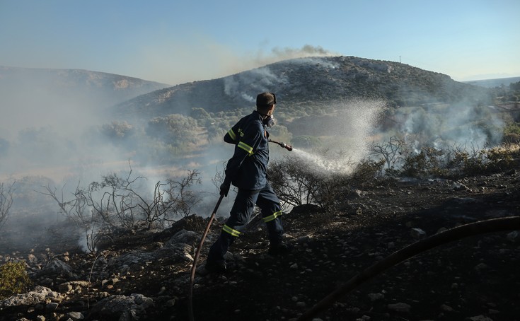 Σε πλήρη εξέλιξη η προσπάθεια να τεθεί υπό έλεγχο η πυρκαγιά στα Καλύβια Θορικού