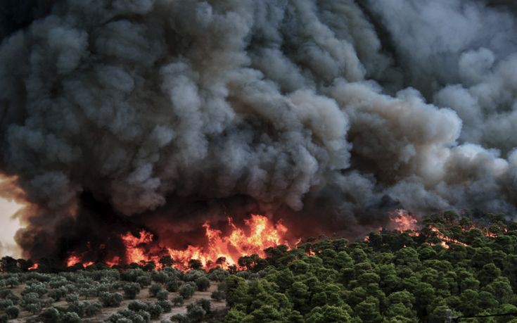 Συνεχίζεται η μάχη για την κατάσβεση της φωτιάς στο Ρυτό Κορινθίας