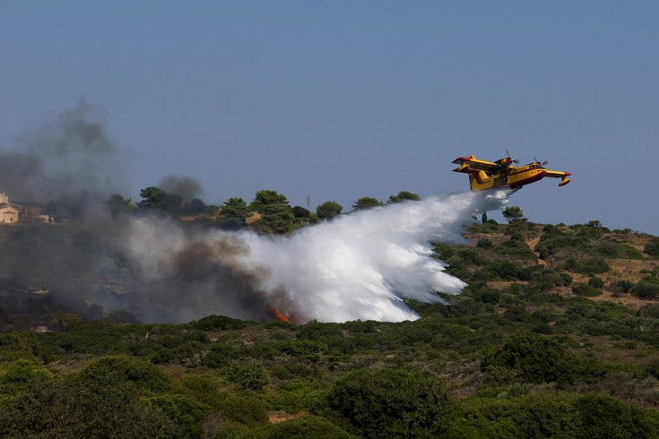 Κρίσιμες οι επόμενες ώρες για την πύρινη λαίλαπα στα Κύθηρα