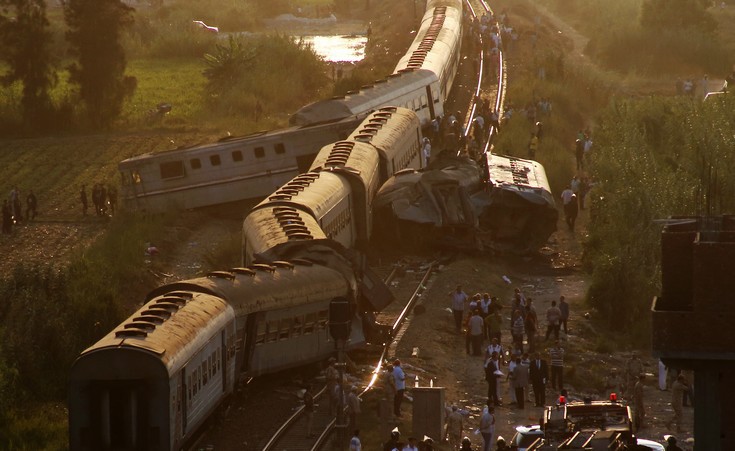 Εικόνες από τη σύγκρουση τρένων με 42 νεκρούς στην Αλεξάνδρεια της Αιγύπτου