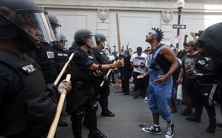 Συγκρούσεις μεταξύ αστυνομικών και αντιρατσιστών διαδηλωτών στη Βοστόνη