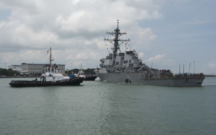 Αγνοούνται ακόμα οι 10 ναυτικοί από τη σύγκρουση αντιτορπιλικού με δεξαμενόπλοιο