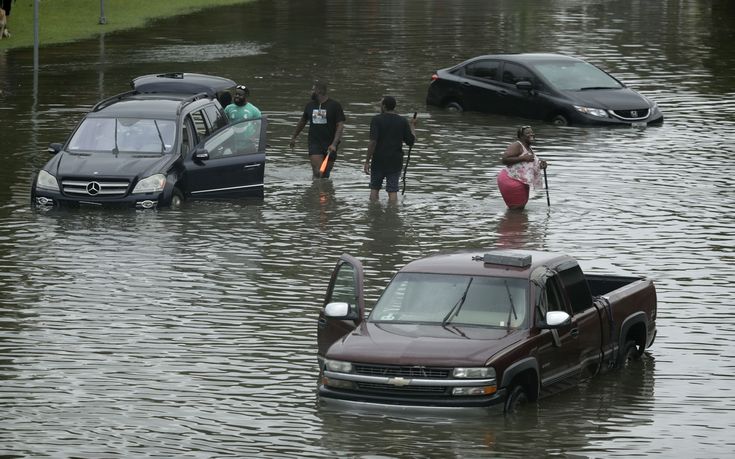 Πρωτοφανείς πλημμύρες στο Τέξας, κλειστό το λιμάνι του Χιούστον