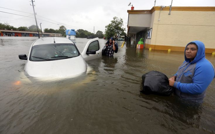 Τραγωδία με έξι μέλη οικογένειας να ανασύρονται νεκρά από τις πλημμύρες του Χάρβεϊ