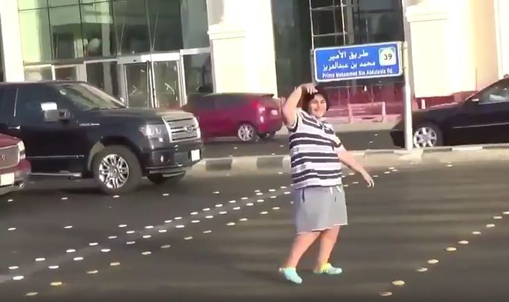 Συνέλαβαν 14χρονο επειδή χόρεψε «Μacarena» στη μέση ενός αυτοκινητόδρομου